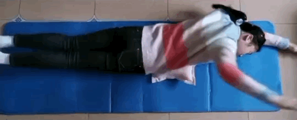 陆地游泳动作视频_如何在陆地练游泳技巧视频教程_陆地游泳训练