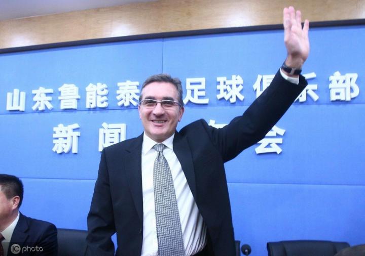足球几个冠军的人名字_足球球员冠军数排名_足球冠军人物