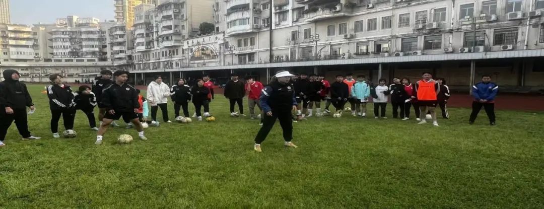 足球赛进球视频_足球世界进球技巧视频讲解_足球进球精彩视频