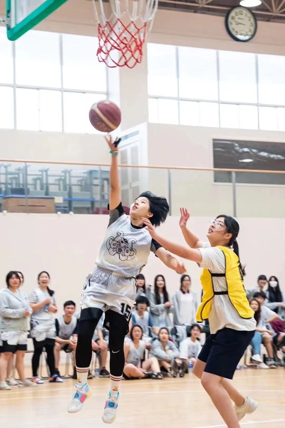 学会打篮球技巧女生视频_女生打篮球教程_女生打篮球视频教学
