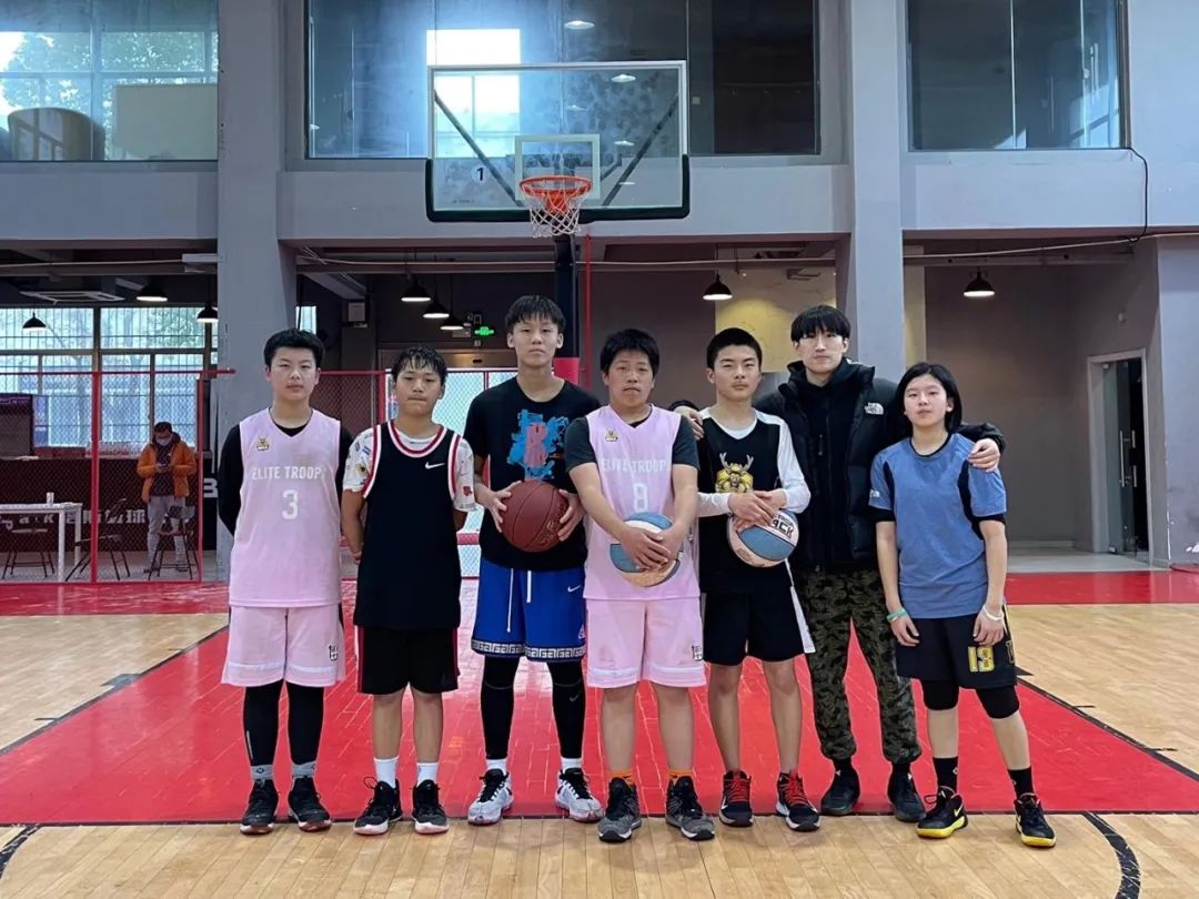 学会打篮球技巧女生视频_女生打篮球教程_女生打篮球视频教学