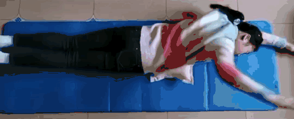 如何在陆地练游泳技巧视频教程_陆地游泳训练_陆地游泳动作模拟训练器