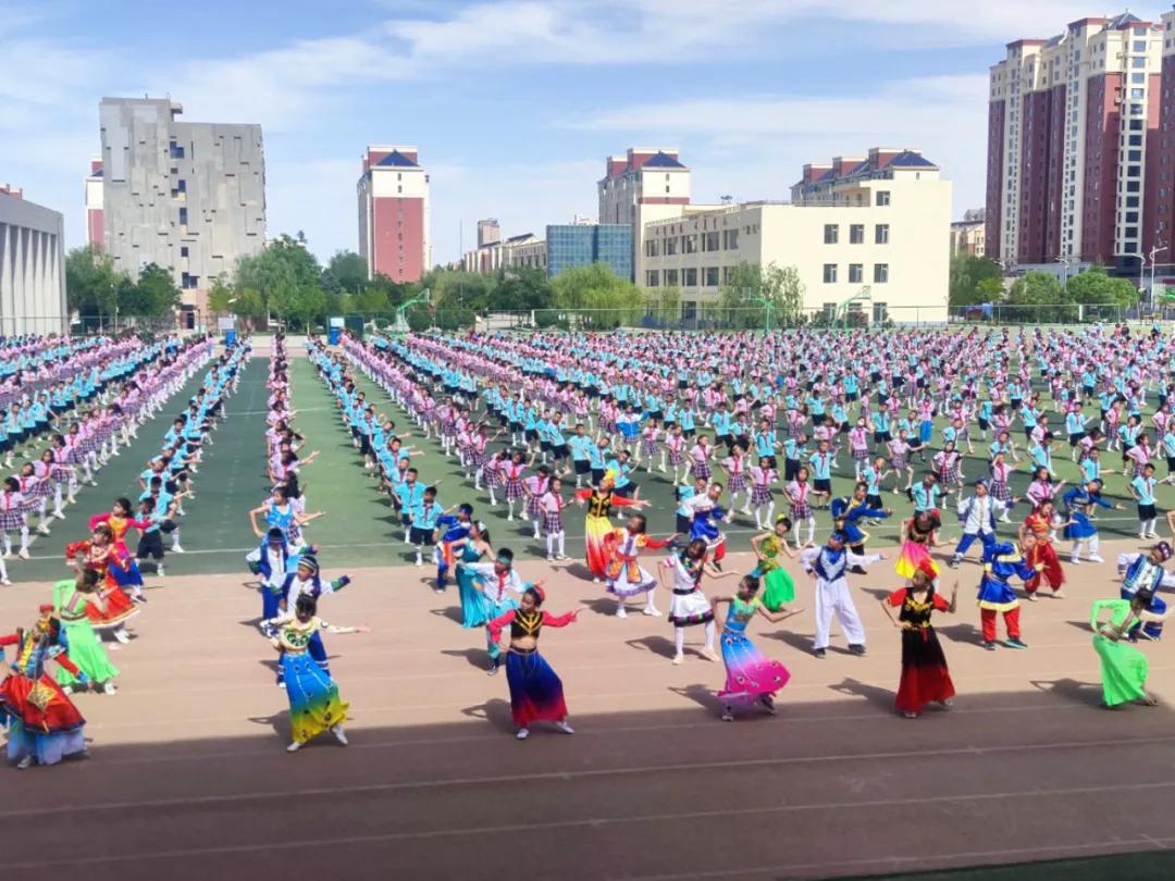 蒙古学生体操_蒙古课间操_蒙古体操学生服装图片