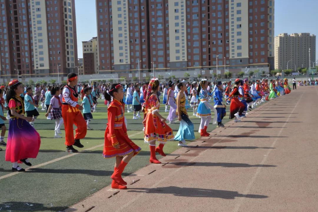 蒙古学生体操_蒙古体操学生服装图片_蒙古课间操